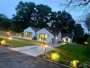 Entire Luxurious Villa - A Stones Throw from Royal Ascot Racecourse - 10mins to Windsor Castle & 5mins to Legoland Windsor
